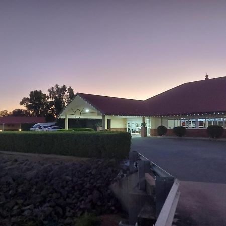 Emerald Explorers Inn Bagian luar foto