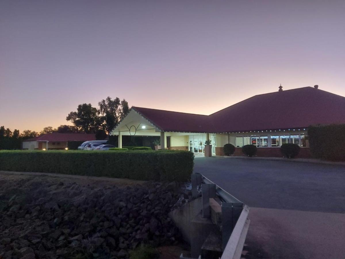 Emerald Explorers Inn Bagian luar foto