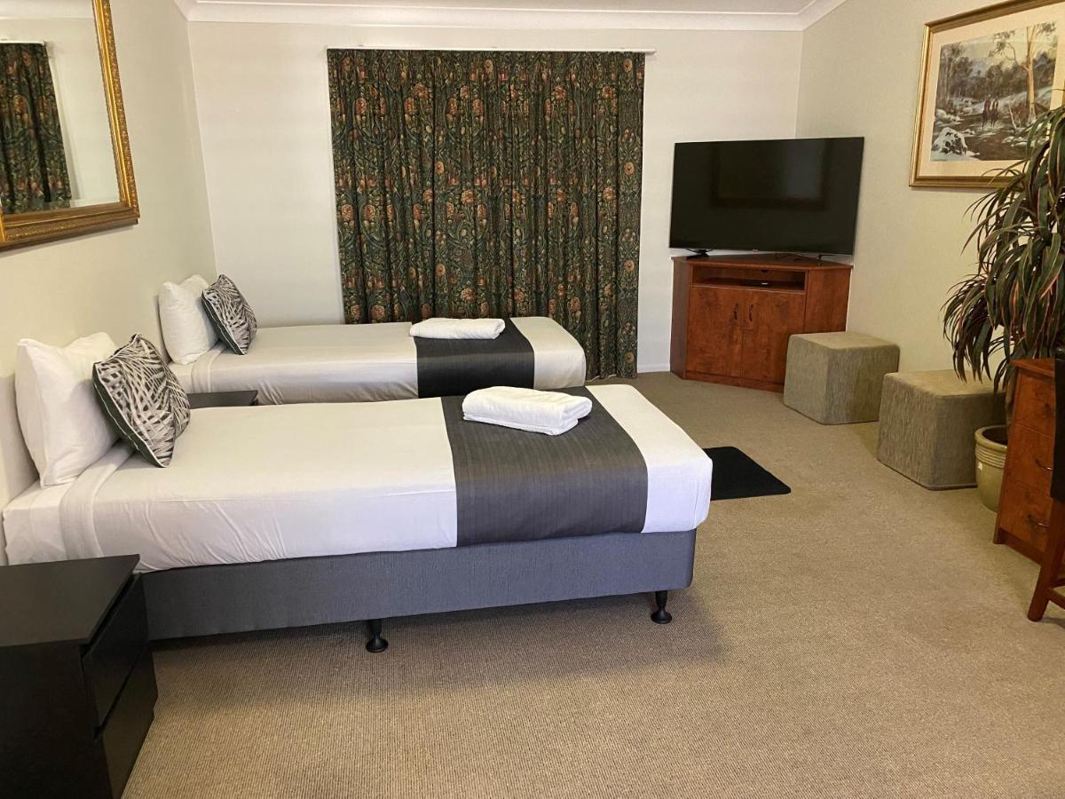 Emerald Explorers Inn Bagian luar foto