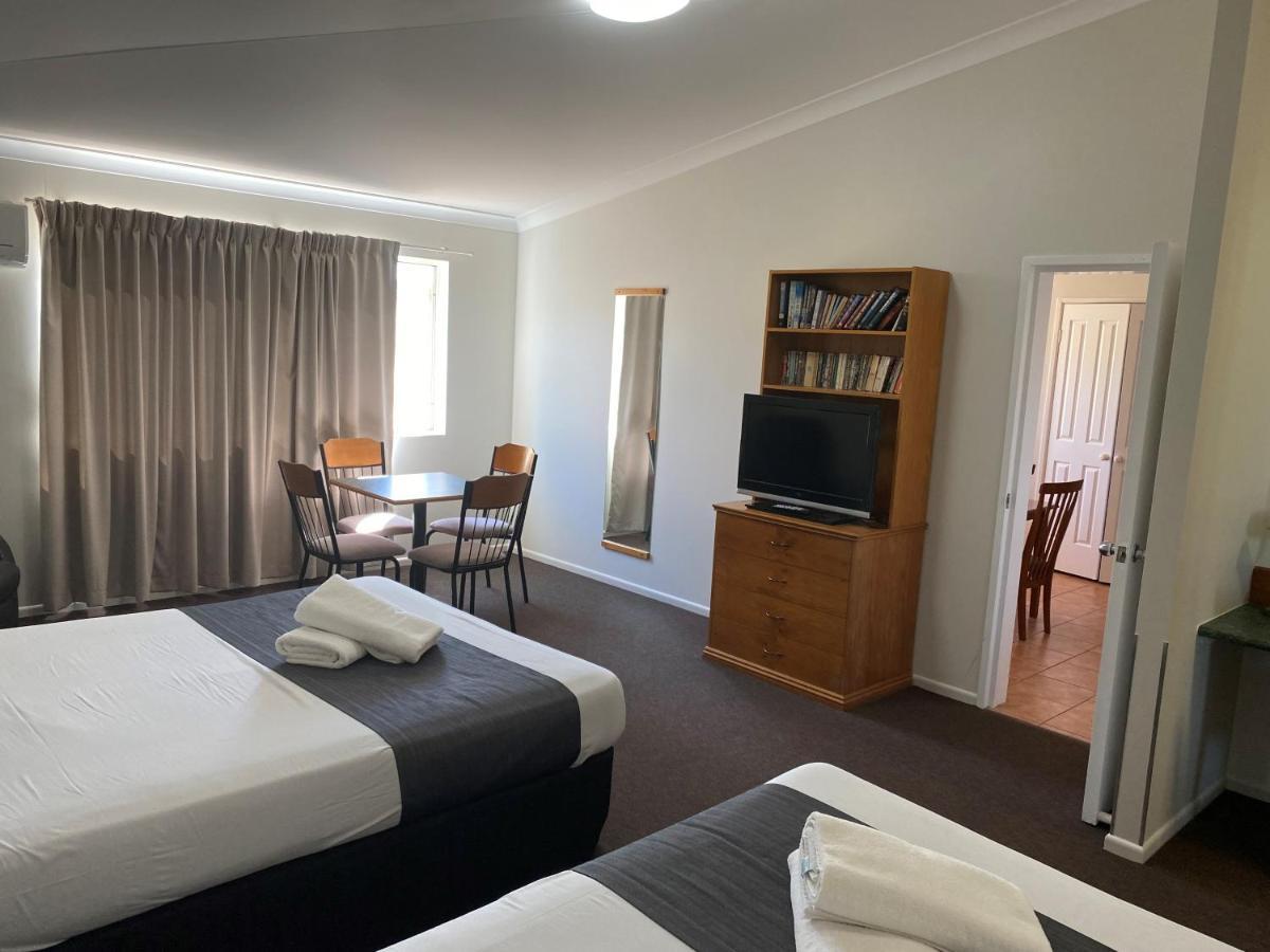 Emerald Explorers Inn Bagian luar foto