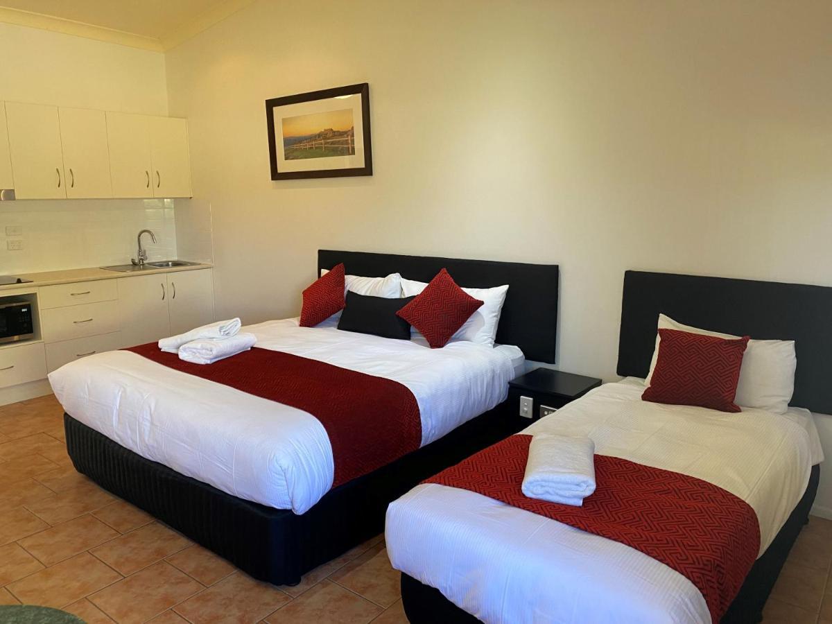 Emerald Explorers Inn Bagian luar foto
