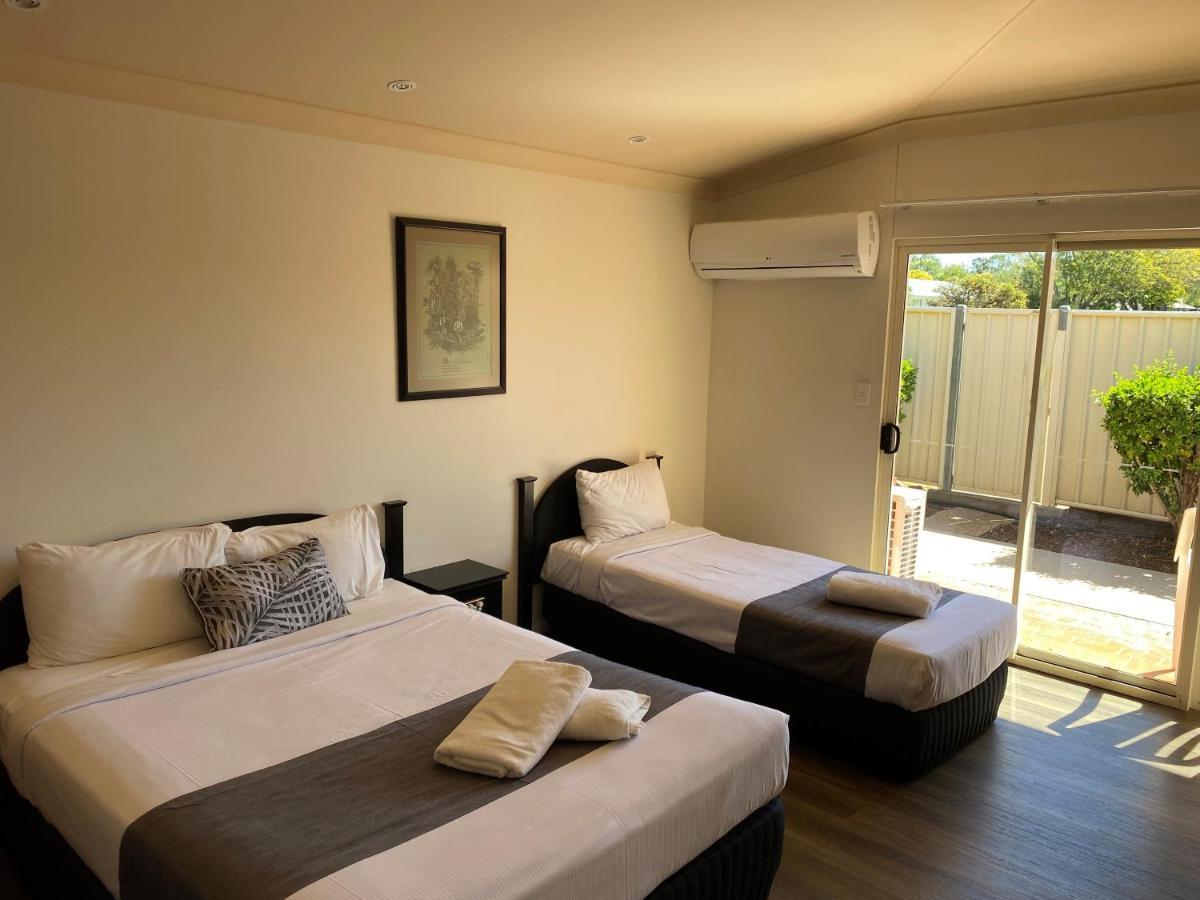 Emerald Explorers Inn Bagian luar foto