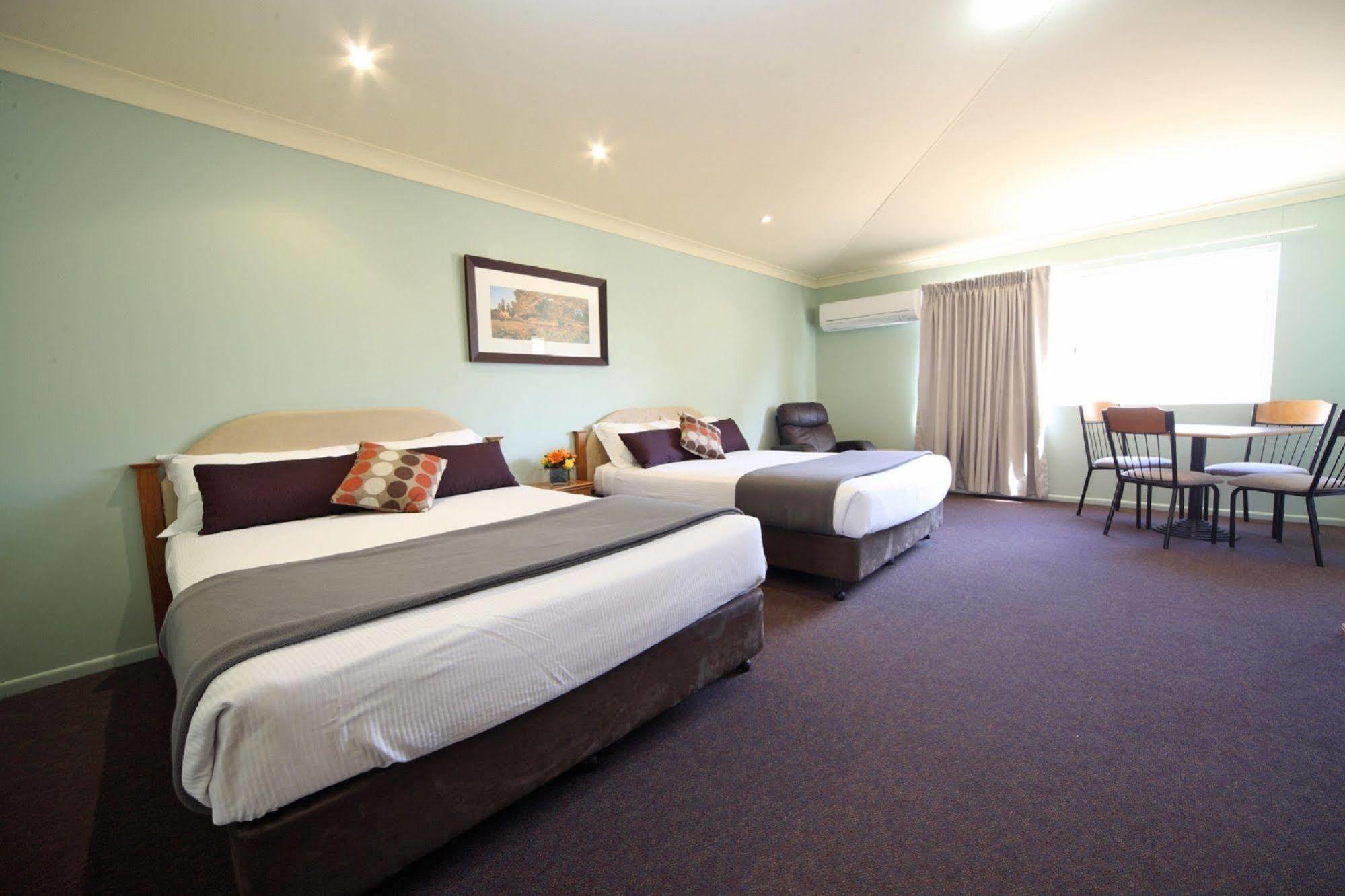 Emerald Explorers Inn Bagian luar foto