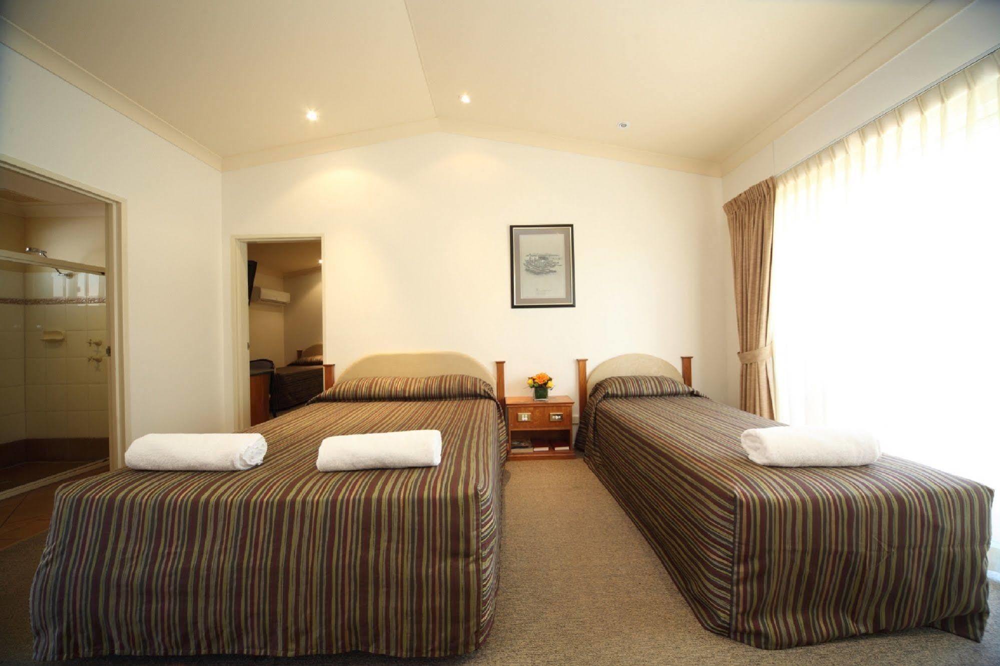 Emerald Explorers Inn Bagian luar foto