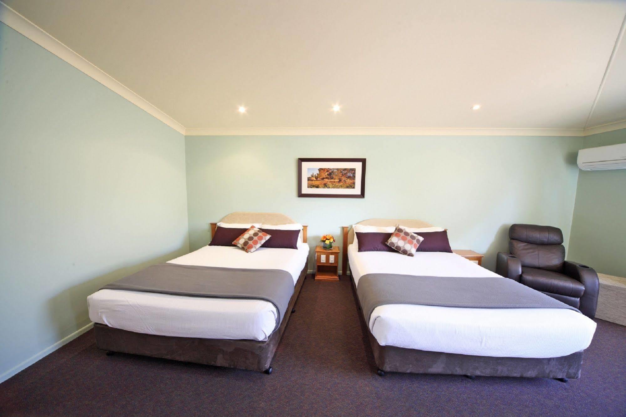 Emerald Explorers Inn Bagian luar foto