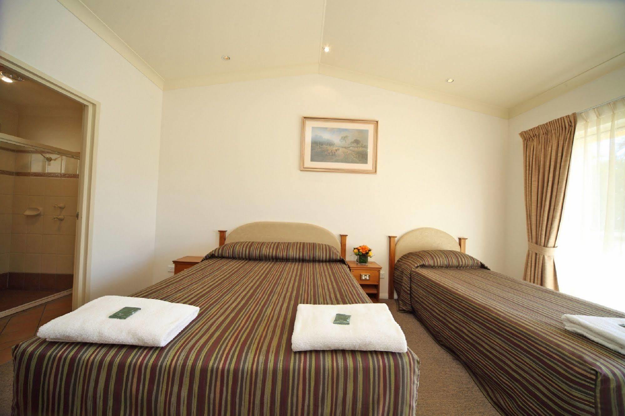 Emerald Explorers Inn Bagian luar foto