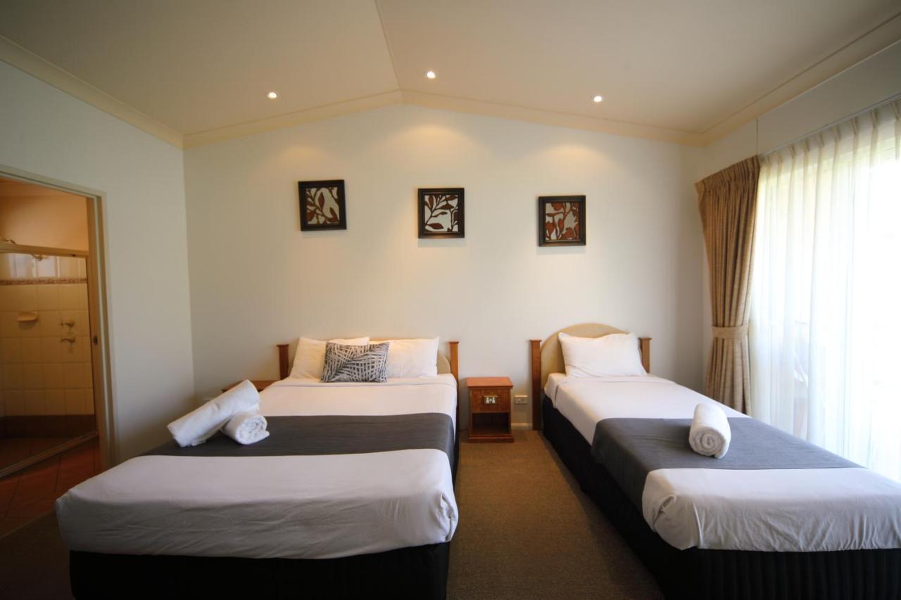 Emerald Explorers Inn Bagian luar foto