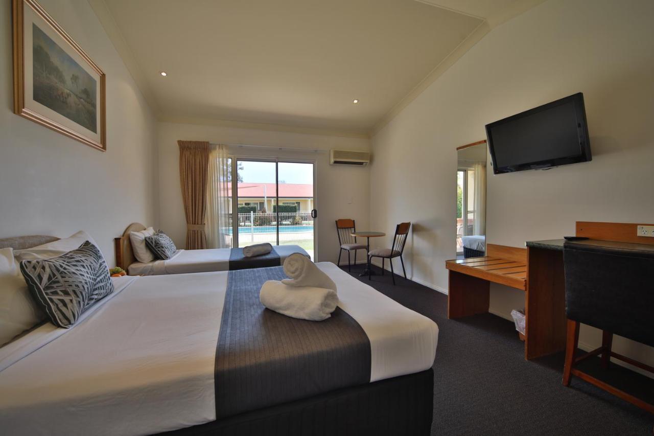 Emerald Explorers Inn Bagian luar foto
