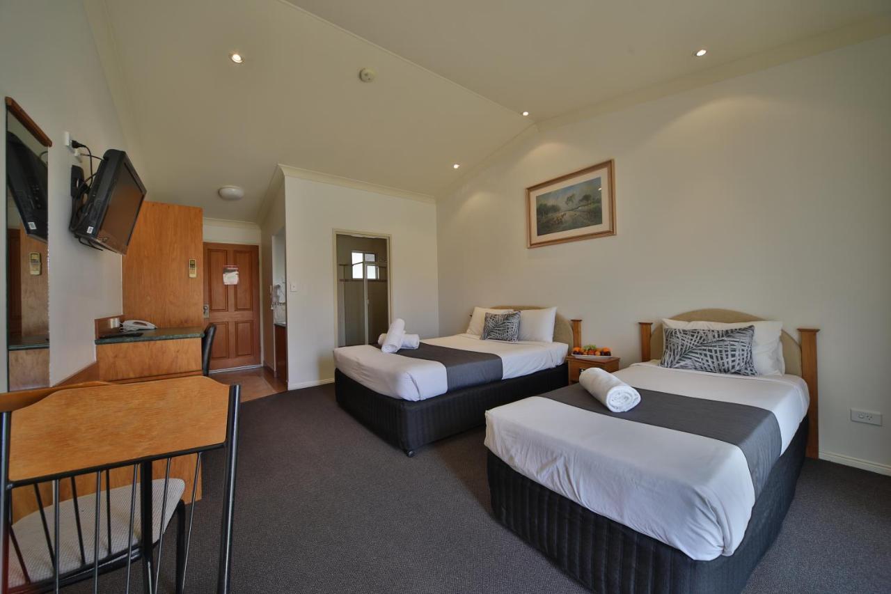 Emerald Explorers Inn Bagian luar foto